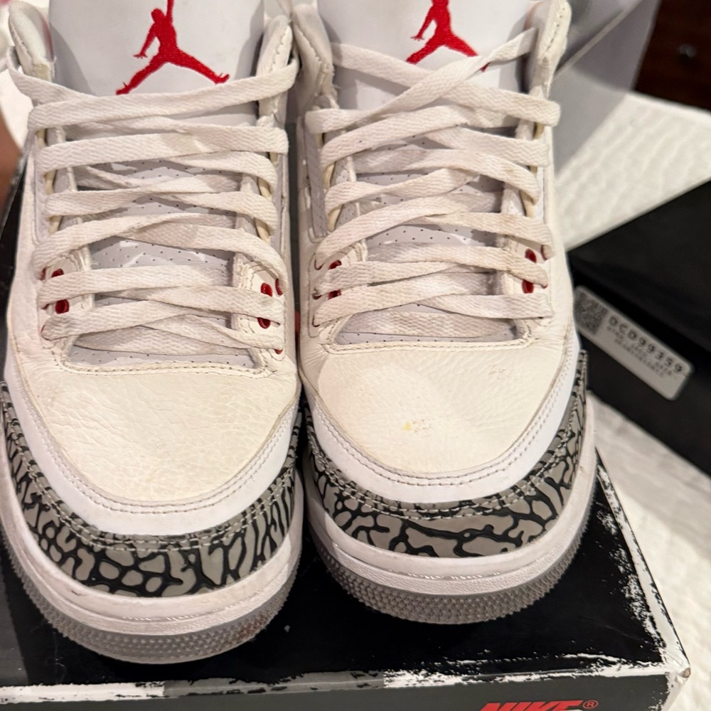 Jordan 3 Retro Size 9 - Picture 5 of 7
